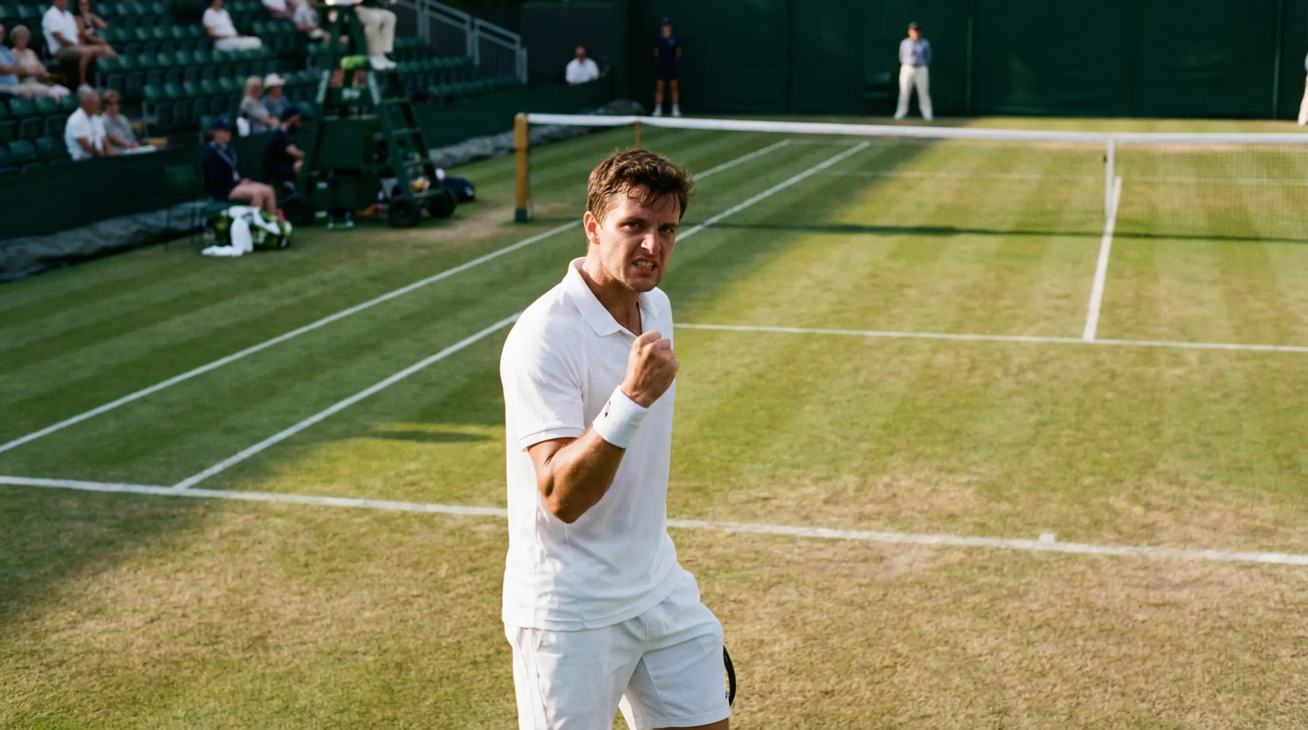 Tenista desconocido celebrando un punto en la pista de hierba de Wimbledon